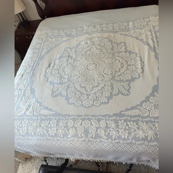 COTTON WOVEN KING BLUE CREAM 6” FRINGE MEDALLION BEDSPREAD 115x115” - Picture 2 of 8